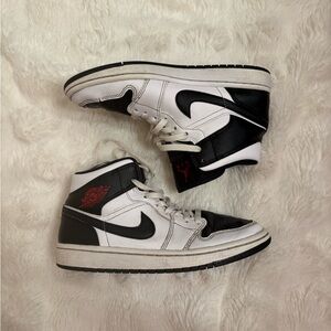 Black and white Jordan 1 Mid / high trainers shoes